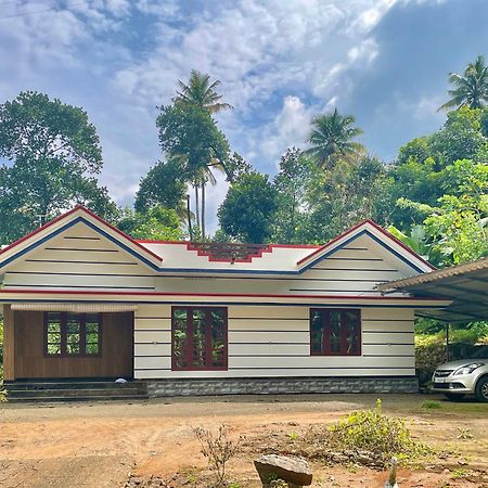 Meenu'S Home Stay Anachal Exterior photo